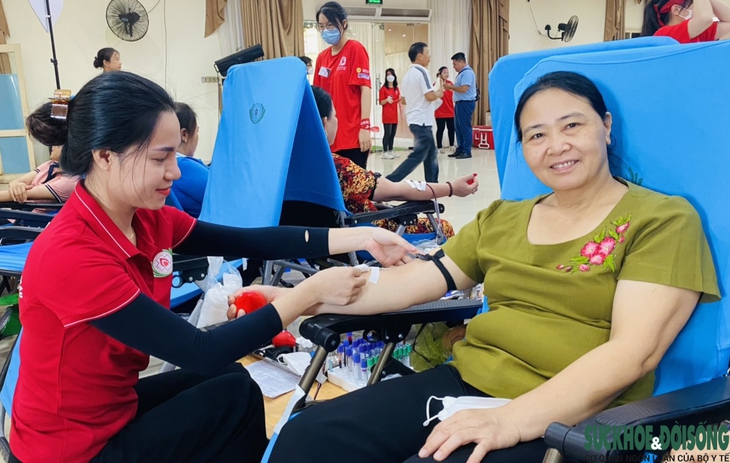 Hơn 1000 người tham gia chương trình hiến máu tình nguyện 'Giọt hồng Xứ Nghệ" lần thứ X - Ảnh 3. Hơn 1000 người tham gia chương trình hiến máu tình nguyện 'Giọt hồng Xứ Nghệ" lần thứ X - Ảnh 3.