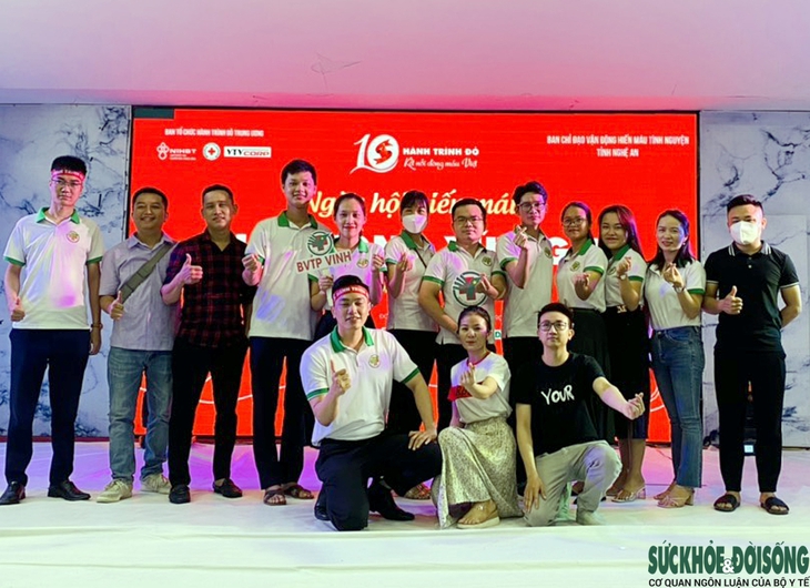 Hơn 1000 người tham gia chương trình hiến máu tình nguyện 'Giọt hồng Xứ Nghệ" lần thứ X - Ảnh 5. Hơn 1000 người tham gia chương trình hiến máu tình nguyện 'Giọt hồng Xứ Nghệ" lần thứ X - Ảnh 5.
