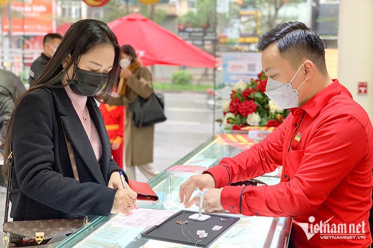 Giá vàng hôm nay 17/7: Sụt giảm sâu, nhà đầu tư hoảng loạn - Ảnh 1.