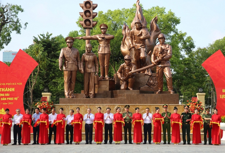 Khánh thành tượng đài "Công an nhân dân vì dân phục vụ" tại Hà Nội - Ảnh 2.