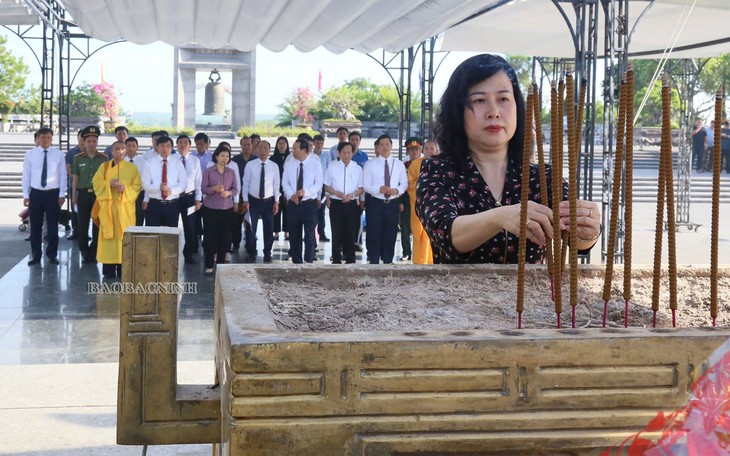 Quyền Bộ trưởng Bộ Y tế Đào Hồng Lan và lãnh đạo tỉnh Bắc Ninh viếng các Anh hùng Liệt sĩ tại Quảng Trị