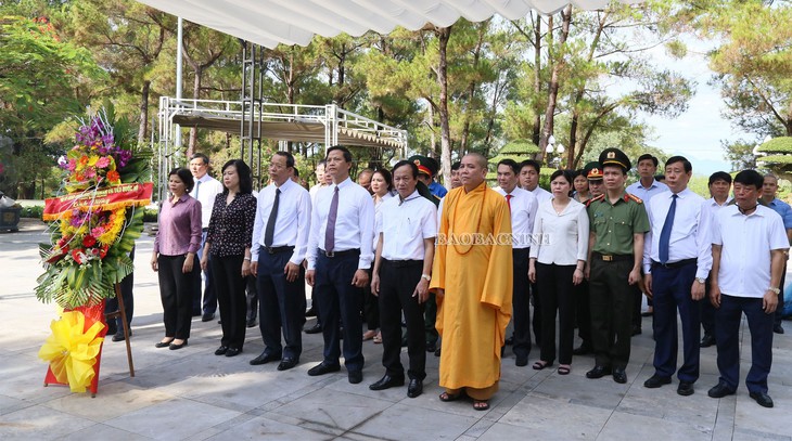 Quyền Bộ trưởng Bộ Y tế Đào Hồng Lan và lãnh đạo tỉnh Bắc Ninh viếng các Anh hùng Liệt sĩ tại Quảng Trị - Ảnh 1. Quyền Bộ trưởng Bộ Y tế Đào Hồng Lan và lãnh đạo tỉnh Bắc Ninh viếng các Anh hùng Liệt sĩ tại Quảng Trị - Ảnh 1.