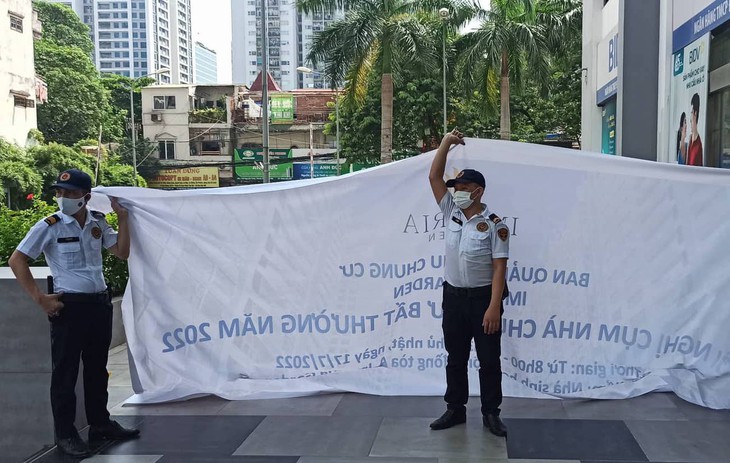 Nam thanh niên trượt chân rơi từ tầng 3 chung cư xuống đât - Ảnh 1.