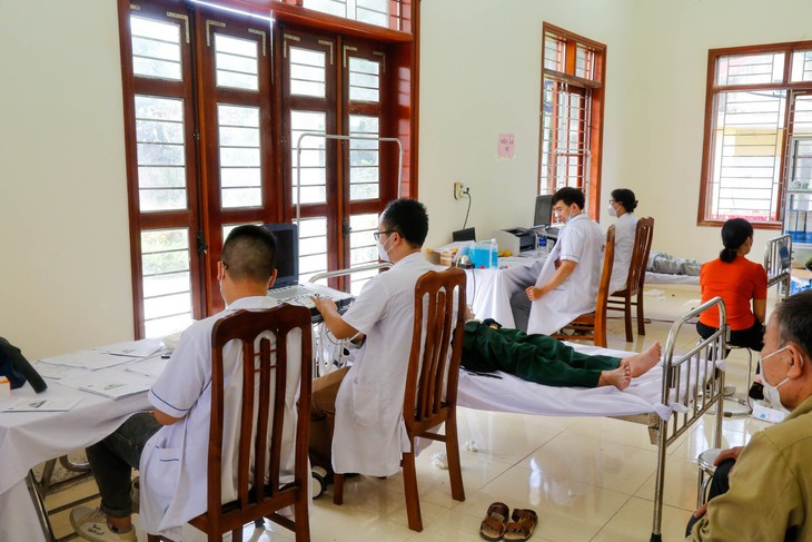 Bệnh viện Hữu nghị khám bệnh, cấp thuốc miễn phí cho 250 đối tượng chính sách ở Tuyên Quang - Ảnh 6.
