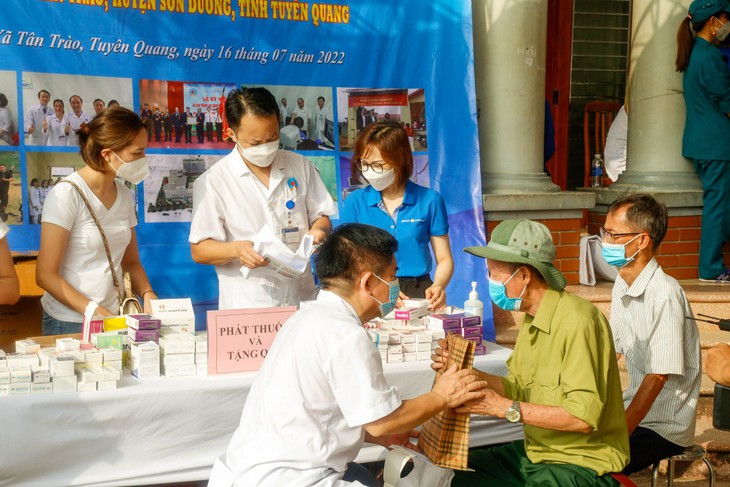 Bệnh viện Hữu nghị khám bệnh, cấp thuốc miễn phí cho 250 đối tượng chính sách ở Tuyên Quang - Ảnh 1.