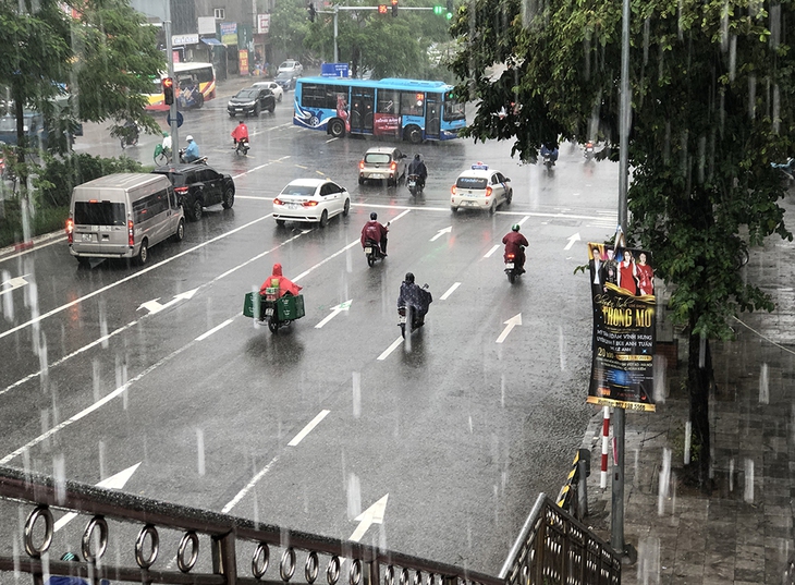 Thời tiết ngày 19/7: Bắc và Nam Bộ có mưa, Trung Bộ tiếp tục nắng nóng - Ảnh 1. Thời tiết ngày 19/7: Bắc và Nam Bộ có mưa, Trung Bộ tiếp tục nắng nóng - Ảnh 1.