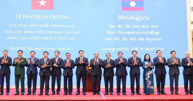 Lãnh đạo cấp cao Việt Nam nhận Huân chương cao quý của Nhà nước Lào