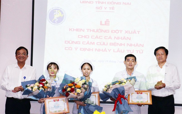 Kịp thời cứu bệnh nhân nhảy lầu từ tầng 10 - Ảnh 1.