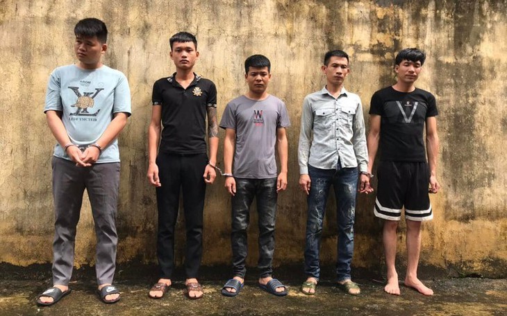 Nam công nhân bị chém gần đứt lìa cánh tay