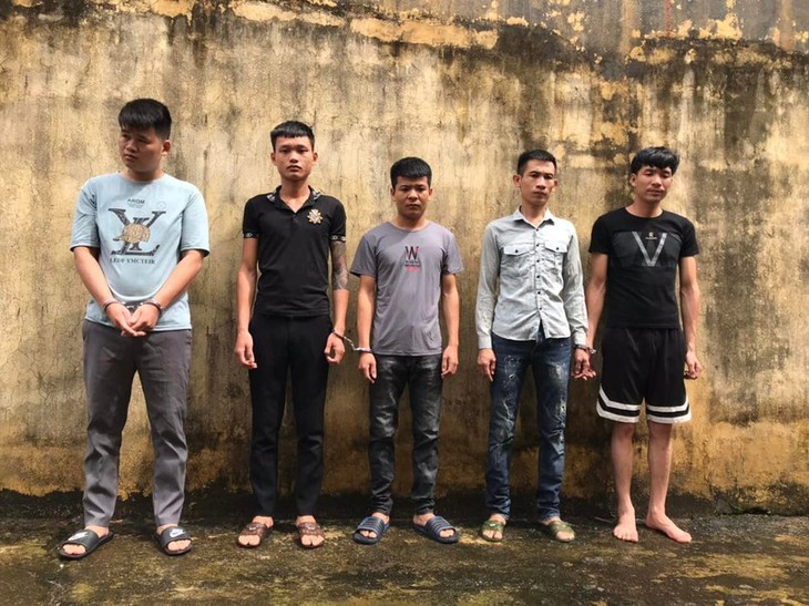Nam công nhân bị nhóm đối tượng chém gần đứt lìa cánh tay - Ảnh 1.