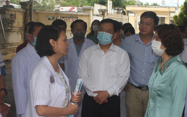 Thứ trưởng Bộ Y tế thị sát "điểm nóng" sốt xuất huyết và  phòng chống dịch tại Khánh Hòa