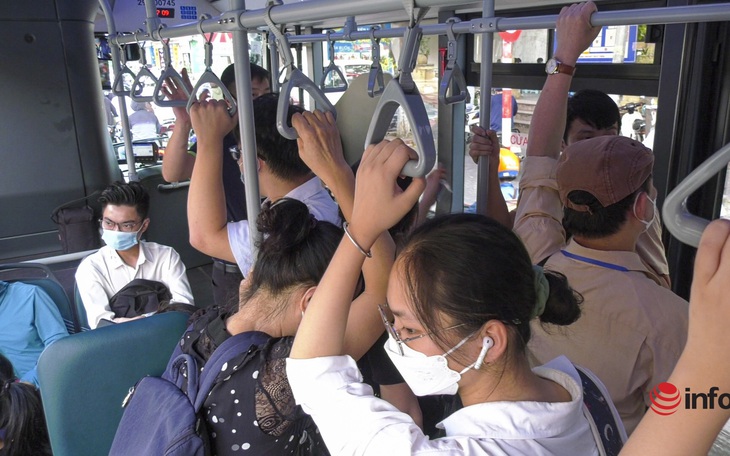 Xăng quá đắt, người Hà Nội cất ô tô, xe máy để đi làm bằng tàu điện, xe đạp