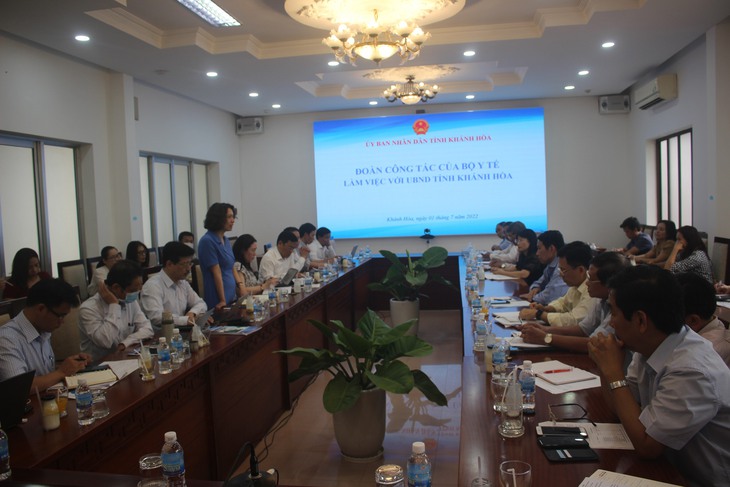 Lãnh đạo Bộ Y tế làm việc với tỉnh Khánh Hòa và kiểm tra điểm nóng sốt xuất huyết - Ảnh 2. Lãnh đạo Bộ Y tế làm việc với tỉnh Khánh Hòa và kiểm tra điểm nóng sốt xuất huyết - Ảnh 2.