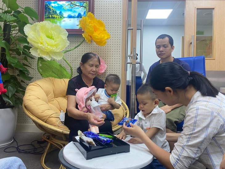 Hạnh phúc được làm cha của người đàn ông bị liệt từng muốn tìm cái chết - Ảnh 1.