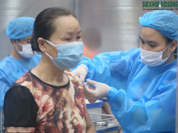 Thủ tướng Phạm Minh Chính yêu cầu đẩy nhanh tiêm vaccine phòng COVID-19 mũi 3, mũi 4 - Ảnh 2.