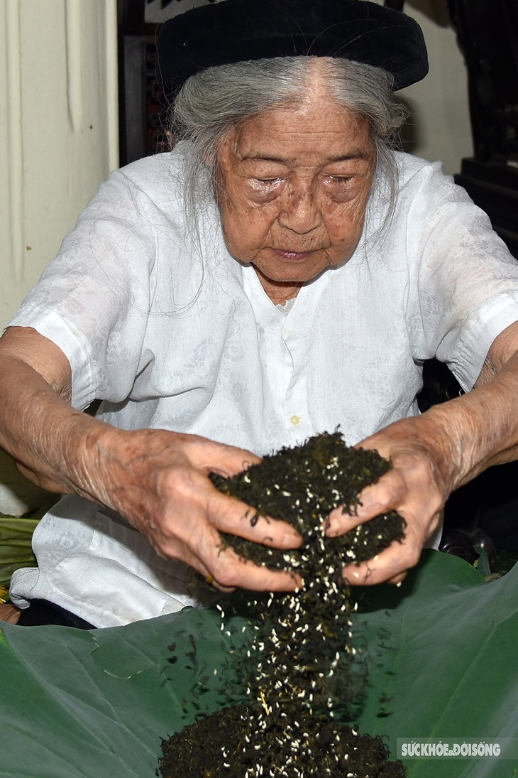 Gần 100 tuổi gắn bó với loài sen Bách Diệp hồ Tây - Ảnh 1. Gần 100 tuổi gắn bó với loài sen Bách Diệp hồ Tây - Ảnh 1.