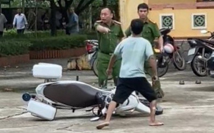 Bắt giữ đối tượng đuổi chém công an ngay tại trụ sở UBND