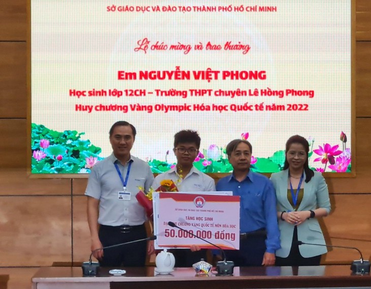 Sở GD&ĐT TP.HCM thưởng nóng 150 triệu đồng cho thí sinh đạt huy chương vàng IBO - Ảnh 1.