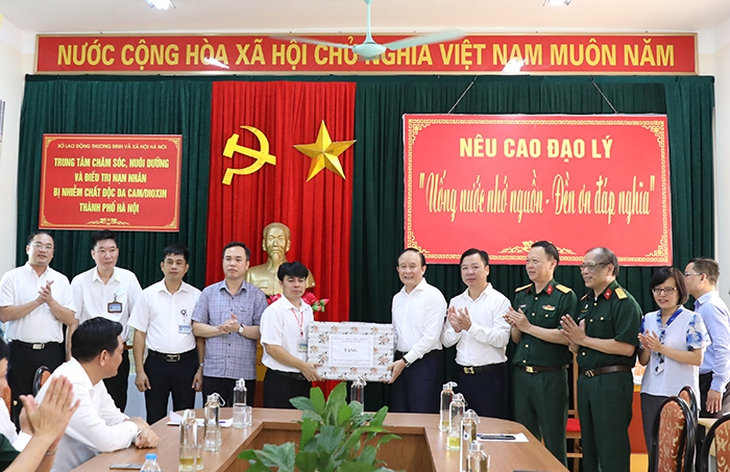 Hà Nội đẩy mạnh công tác chăm lo cho người có công dịp kỷ niệm 75 năm Ngày thương binh - liệt sỹ - Ảnh 3. Hà Nội đẩy mạnh công tác chăm lo cho người có công dịp kỷ niệm 75 năm Ngày thương binh - liệt sỹ - Ảnh 3.