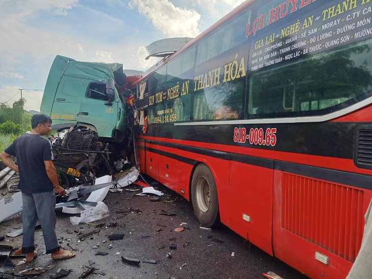 Xe khách 'tông' trực diện xe đầu kéo, 8 người thương vong - Ảnh 1. Xe khách 'tông' trực diện xe đầu kéo, 8 người thương vong - Ảnh 1.