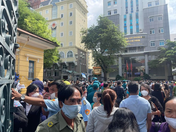 Vì sao HĐXX hoãn phiên tòa xử vụ bé 8 tuổi bị bạo hành  tới chết ở TP. Hồ Chí Minh? - Ảnh 4.
