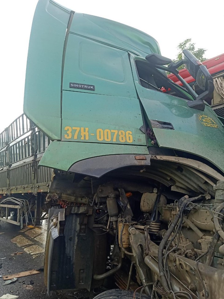 Xe khách 'tông' trực diện xe đầu kéo, 8 người thương vong - Ảnh 2. Xe khách 'tông' trực diện xe đầu kéo, 8 người thương vong - Ảnh 2.