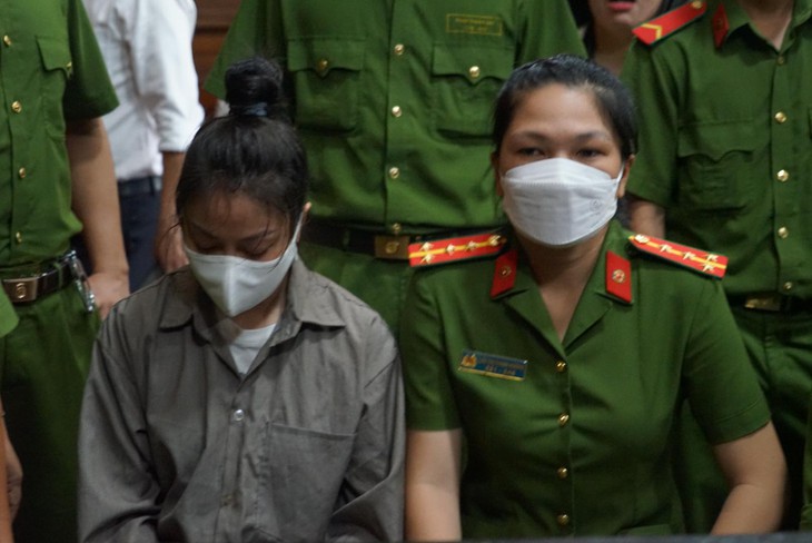 Vì sao HĐXX hoãn phiên tòa xử vụ bé 8 tuổi bị bạo hành  tới chết ở TP. Hồ Chí Minh? - Ảnh 2.
