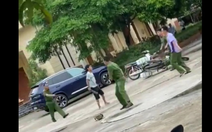 Nguyên nhân đối tượng chém chủ tịch thị trấn ngay tại trụ sở UBND - Ảnh 3. Nguyên nhân đối tượng chém chủ tịch thị trấn ngay tại trụ sở UBND - Ảnh 3.