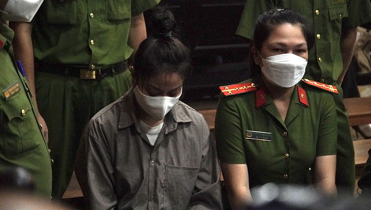 Thắt chặt an ninh tại phiên tòa xét xử "dì ghẻ" và cha ruột bạo hành bé gái 8 tuổi đến tử vong - Ảnh 6. Thắt chặt an ninh tại phiên tòa xét xử "dì ghẻ" và cha ruột bạo hành bé gái 8 tuổi đến tử vong - Ảnh 6.