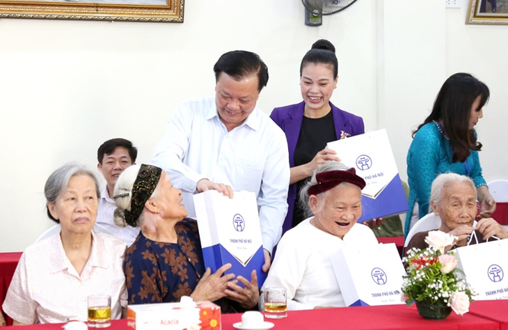 Hà Nội đẩy mạnh công tác chăm lo cho người có công dịp kỷ niệm 75 năm Ngày thương binh - liệt sỹ - Ảnh 2. Hà Nội đẩy mạnh công tác chăm lo cho người có công dịp kỷ niệm 75 năm Ngày thương binh - liệt sỹ - Ảnh 2.