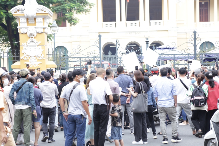 Thắt chặt an ninh tại phiên tòa xét xử "dì ghẻ" và cha ruột bạo hành bé gái 8 tuổi đến tử vong - Ảnh 1. Thắt chặt an ninh tại phiên tòa xét xử "dì ghẻ" và cha ruột bạo hành bé gái 8 tuổi đến tử vong - Ảnh 1.