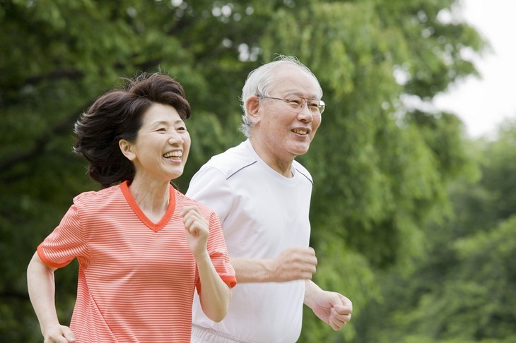 Kéo dài tuổi thọ bằng cách sống lạc quan, vui vẻ - Ảnh 1.
