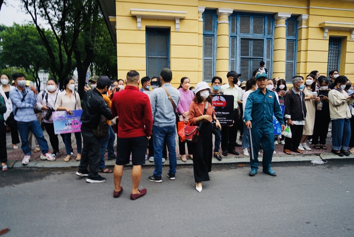 Người dân TP.HCM đến tòa sớm để chờ phiên tòa xử bé gái 8 tuổi bị bạo hành tử vong - Ảnh 1. Người dân TP.HCM đến tòa sớm để chờ phiên tòa xử bé gái 8 tuổi bị bạo hành tử vong - Ảnh 1.