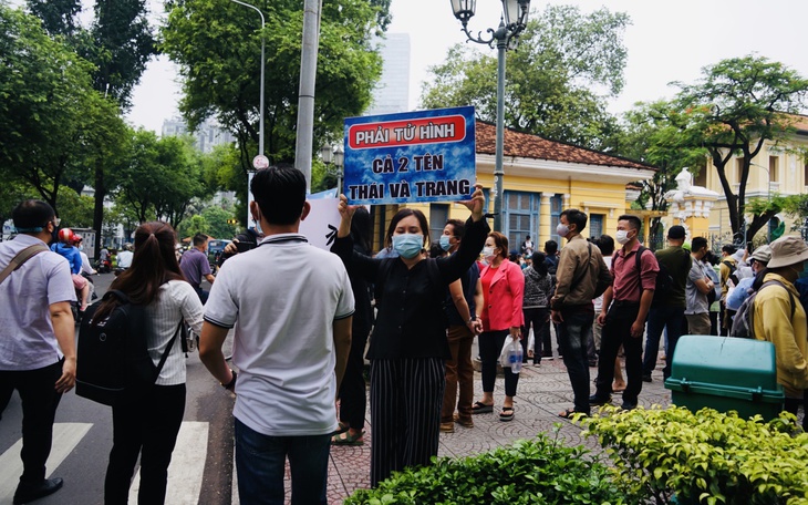 Người dân TP.HCM đến tòa từ sớm chờ xét xử cha ruột và dì ghẻ bạo hành bé gái 8 tuổi đến tử vong