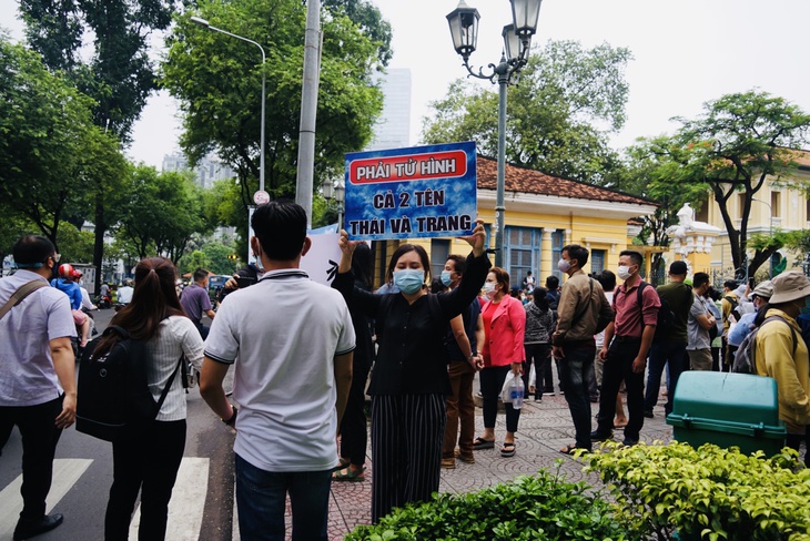 Người dân TP.HCM đến tòa sớm để chờ phiên tòa xử bé gái 8 tuổi bị bạo hành tử vong - Ảnh 2. Người dân TP.HCM đến tòa sớm để chờ phiên tòa xử bé gái 8 tuổi bị bạo hành tử vong - Ảnh 2.