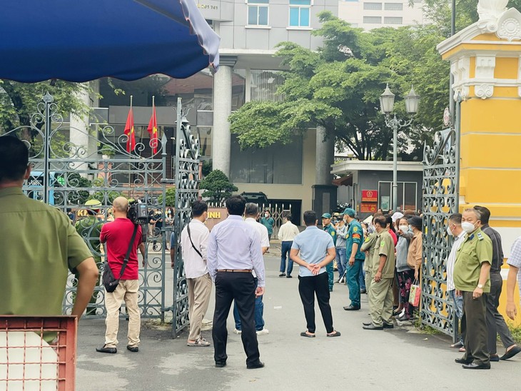 Người dân TP.HCM đến tòa sớm để chờ phiên tòa xử bé gái 8 tuổi bị bạo hành tử vong - Ảnh 3. Người dân TP.HCM đến tòa sớm để chờ phiên tòa xử bé gái 8 tuổi bị bạo hành tử vong - Ảnh 3.