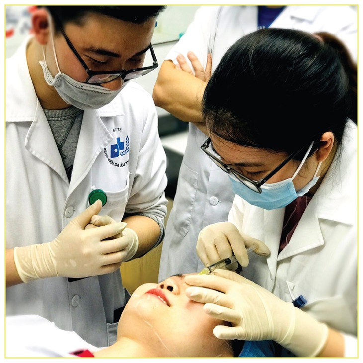 Lệch cằm vì tiêm filler làm đẹp theo thần tượng - Ảnh 4.