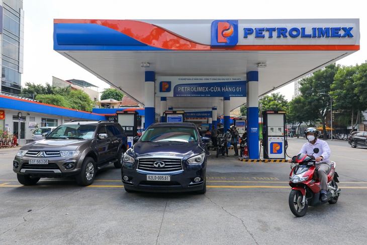 Giá xăng có thể giảm 4.550 đồng/lít nếu không trích quỹ bình ổn - Ảnh 1. Giá xăng có thể giảm 4.550 đồng/lít nếu không trích quỹ bình ổn - Ảnh 1.