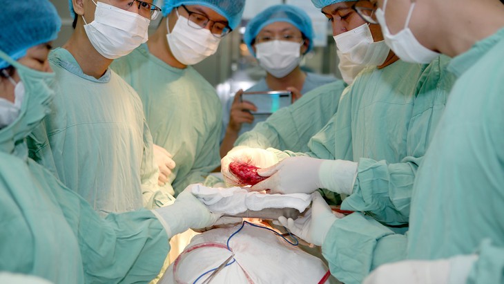Thực hiện thành công ca ghép thận tự thân - Ảnh 4.