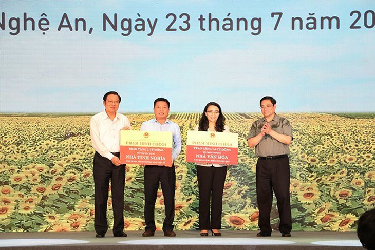 Thủ tướng Phạm Minh Chính thăm và làm việc tại vùng sản xuất nông nghiệp công nghệ cao tỉnh Nghệ An - Ảnh 3. Thủ tướng Phạm Minh Chính thăm và làm việc tại vùng sản xuất nông nghiệp công nghệ cao tỉnh Nghệ An - Ảnh 3.