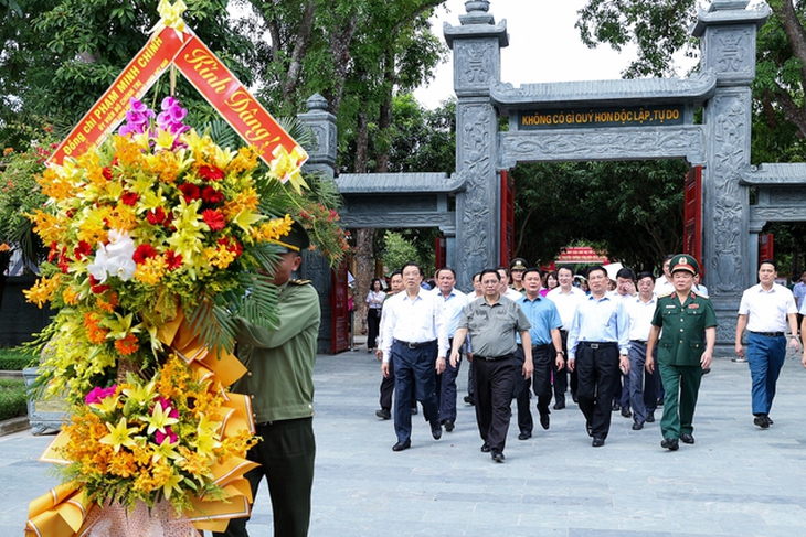 Thủ tướng dâng hương tưởng niệm Chủ tịch Hồ Chí Minh, tri ân anh hùng, liệt sĩ ở Nghệ An - Ảnh 2.