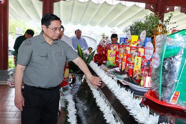 Thủ tướng dâng hương tưởng niệm Chủ tịch Hồ Chí Minh, tri ân anh hùng, liệt sĩ ở Nghệ An - Ảnh 5.