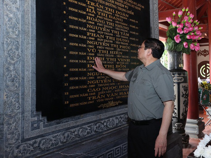Thủ tướng dâng hương tưởng niệm Chủ tịch Hồ Chí Minh, tri ân anh hùng, liệt sĩ ở Nghệ An - Ảnh 6.