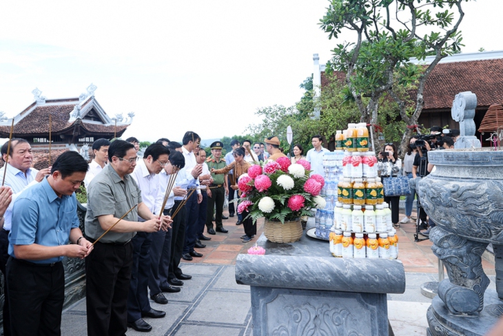 Thủ tướng dâng hương tưởng niệm Chủ tịch Hồ Chí Minh, tri ân anh hùng, liệt sĩ ở Nghệ An - Ảnh 4.