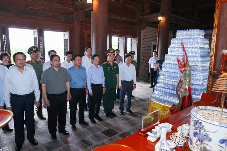Thủ tướng dâng hương tưởng niệm Chủ tịch Hồ Chí Minh, tri ân anh hùng, liệt sĩ ở Nghệ An - Ảnh 3.