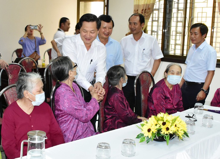 Lãnh đạo Đảng, Nhà nước tri ân các Anh hùng liệt sĩ, gia đình chính sách tại các tỉnh miền Trung - Ảnh 6. Lãnh đạo Đảng, Nhà nước tri ân các Anh hùng liệt sĩ, gia đình chính sách tại các tỉnh miền Trung - Ảnh 6.