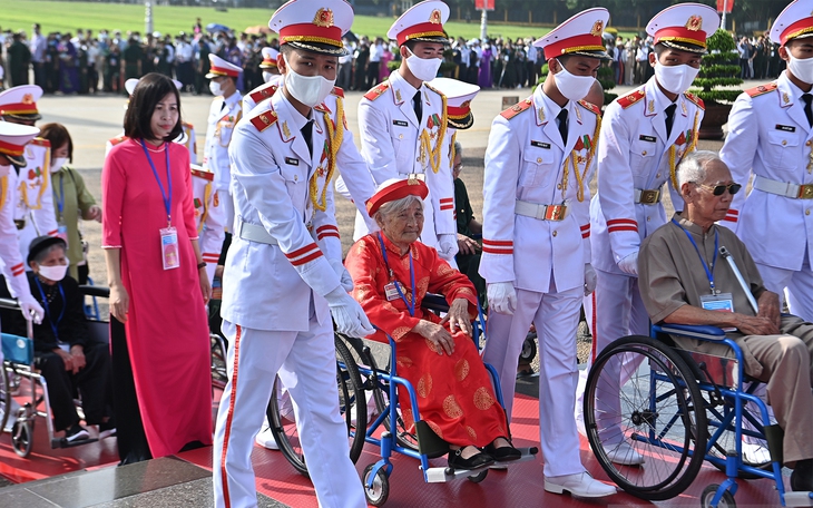 Đoàn đại biểu người có công với cách mạng tưởng niệm các Anh hùng liệt sĩ và vào Lăng viếng Chủ tịch Hồ Chí Minh