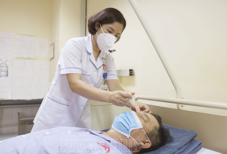 Nhân viên y tế chăm sóc cho người bệnh Nhân viên y tế chăm sóc cho người bệnh