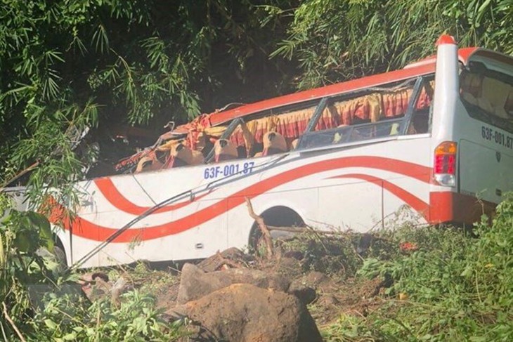 Vụ xe khách rơi xuống đèo ở Bình Thuận: 23 nạn nhân được đưa đi cấp cứu kịp thời - Ảnh 1.