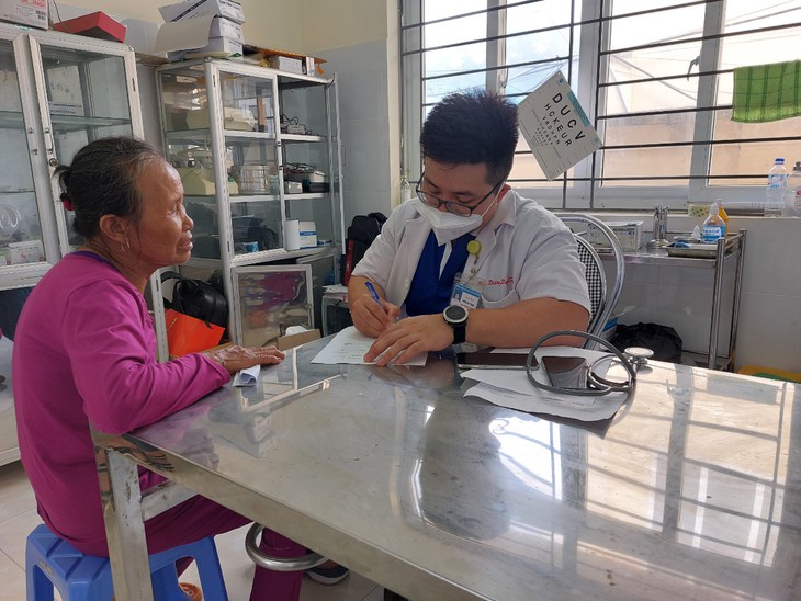 Đoàn Thanh niên Bộ Y tế thăm khám sức khỏe cho bà con vùng sâu, vùng xa - Ảnh 1.